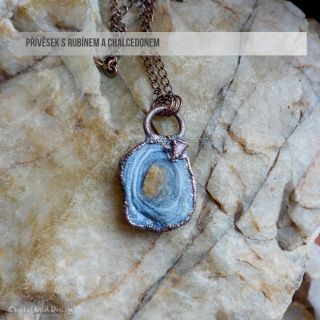 Přívěsek s rubínem a chalcedonem Máte sklony disociovat se od toho, co Vám tělo říká a od jeho potřeb? Je pro Vás náročné...