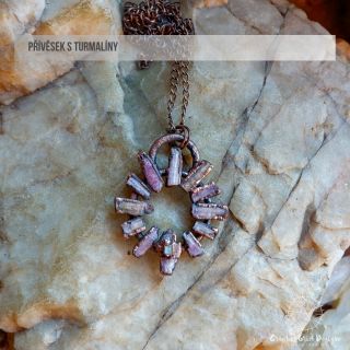 Přívěsek s turmalíny Turmalín je klíč k životnímu mistrovství. Kdo jej umí použít, otevře bránu k novému vnímání všeho, co...