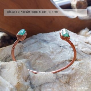 Náramek se zeleným turmalínem vel.16-17cm Zelený turmalín nám pomáhá vnímat vlastní integritu a podle toho jednat. Je...
