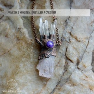 Přívěsek s kunzitem, křišťálem a čaroitem Dokážete sobě samé dát to, co dáváte ostatním? A dokážete si odpustit své...