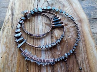 Mandala s akvamaríny, křišťály, ametysty a záhnědami Chcete ve svém životě mít více nadhledu a širší úhel pohledu?...