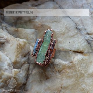 Prsten s kyanity vel. 58 Kyanit je skvělou volbou pro ty, kteří jsou připraveni pracovat na své příčinné čakře, které je...