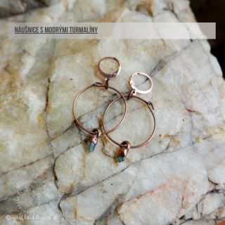 Náušnice s modrými turmalíny Modré turmalíny dokážou odhalit a transformovat programy v oblasti páté čakry, které se vážou...